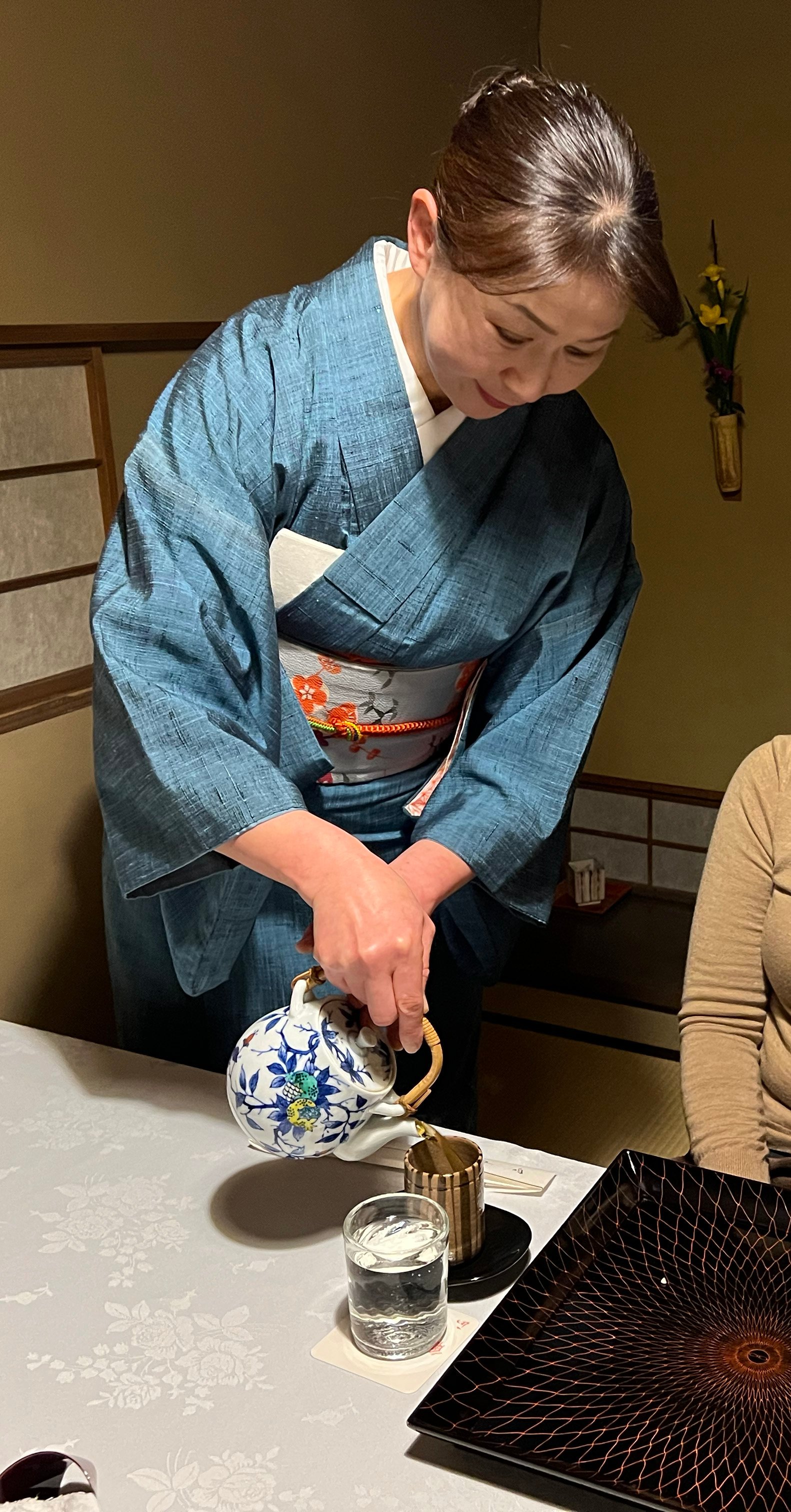 Aoi sirviendo té en la sala privada