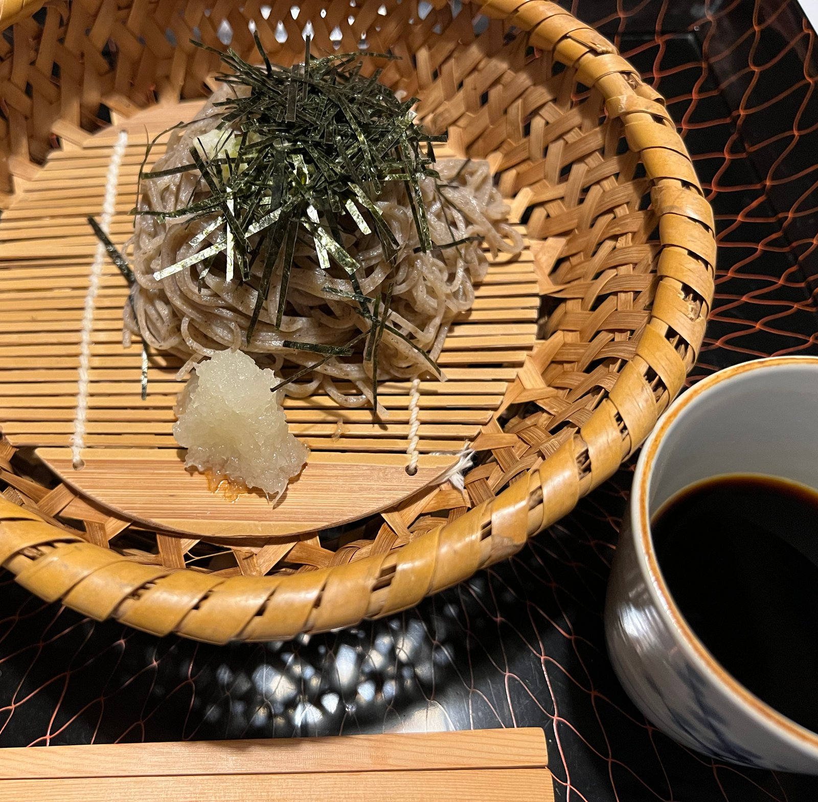 Soba fría en cestita de bambú