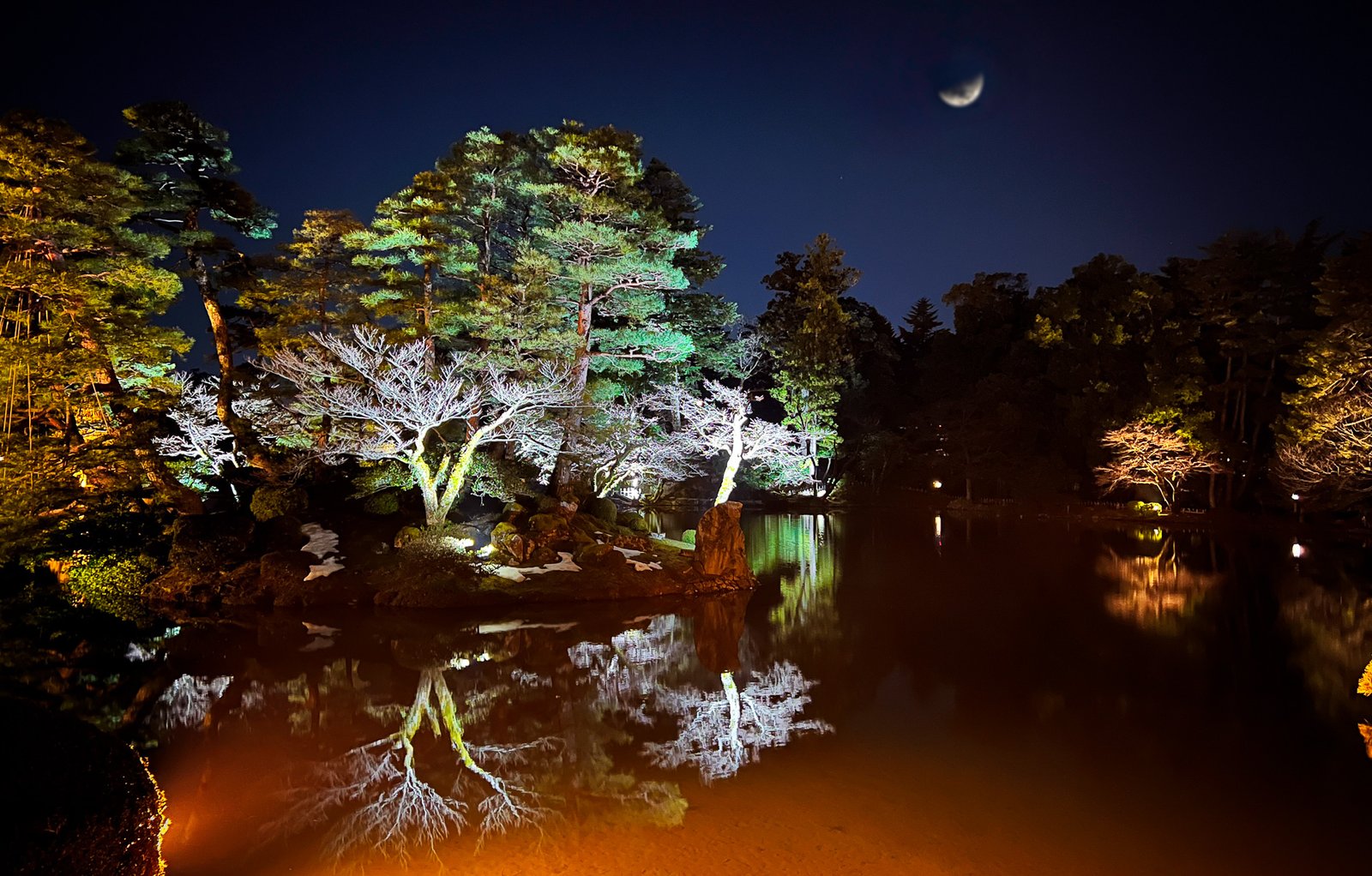 Media luna sobre Kenroku-en